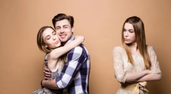 Cómo descubrir que la ex de mi pareja lo persigue 
