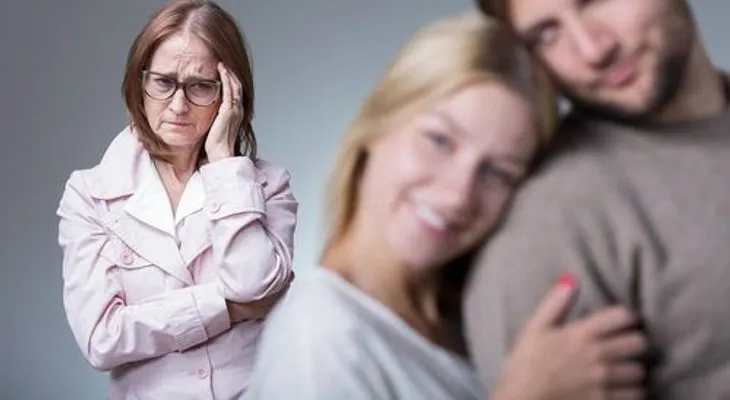 Qué es el Síndrome de la Mamá Gallina y cómo afecta a los hijos