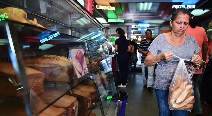 El Gobierno advierte a panaderías por "guerra de pan" en Venezuela