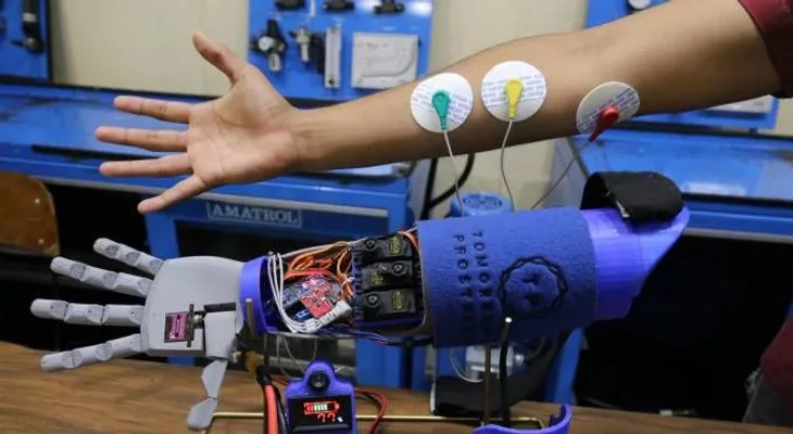 Estudiantes diseñan y construyen brazo biónico de bajo costo