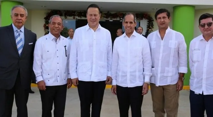 Presidente de Panamá recorre complejo energético AES Andrés en Boca Chica