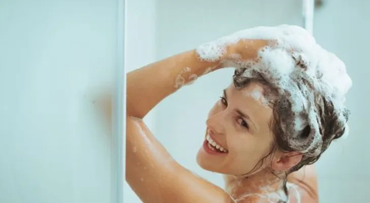 El secreto revelado del jabón azul para lavar el pelo, pero solo cada 45 días 