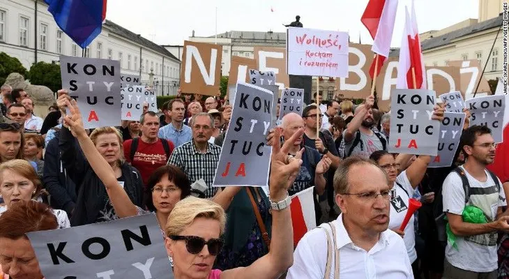 El presidente de Polonia veta controvertida reforma judicial tras protestas