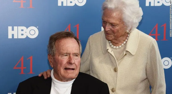 Expresidente George H.W. Bush saldrá de cuidados intensivos; su esposa sale del hospital