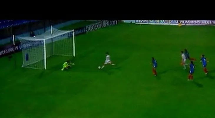 ¡Imposible!: Se encuentra sola frente al arco y falla el gol (VIDEO)