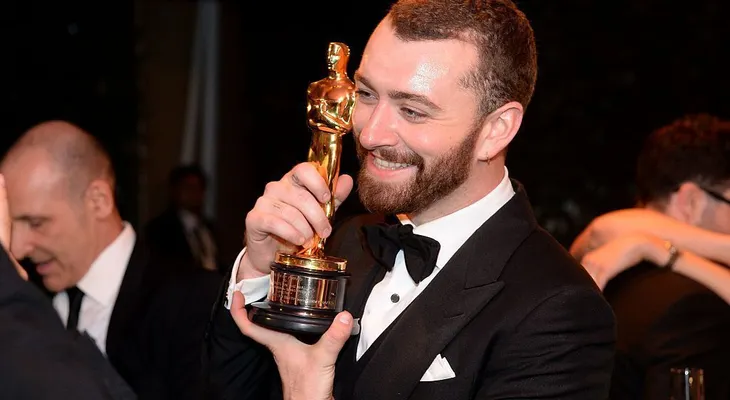 Sam Smith no es el primer hombre abiertamente gay en ganar un Oscar