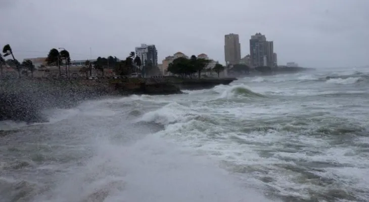 Cierran tramo avenida 30 de Mayo en el Malecón por fuerte oleaje