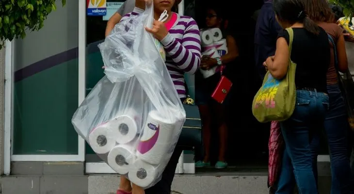 Kimberly Clark suspende operaciones en Venezuela por crisis económica