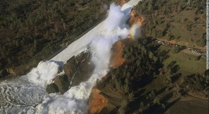 El muro de agua que amenaza a los residentes de California cerca de la represa Oroville