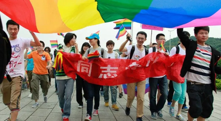 Propuesta de matrimonio gay en el metro de China se vuelve viral (VIDEO)