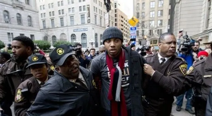 Declaran juicio nulo a un policía en caso de Freddie Gray