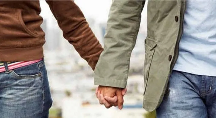 La mujeres: Ellos son dominantes: Los hombres: ellas son mandonas 