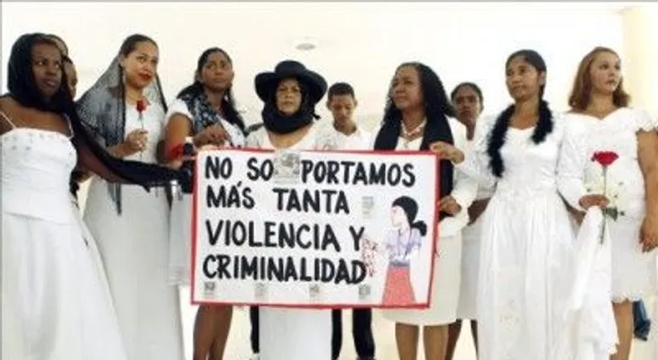 Mujeres marchan vestidas de novia contra maltratos