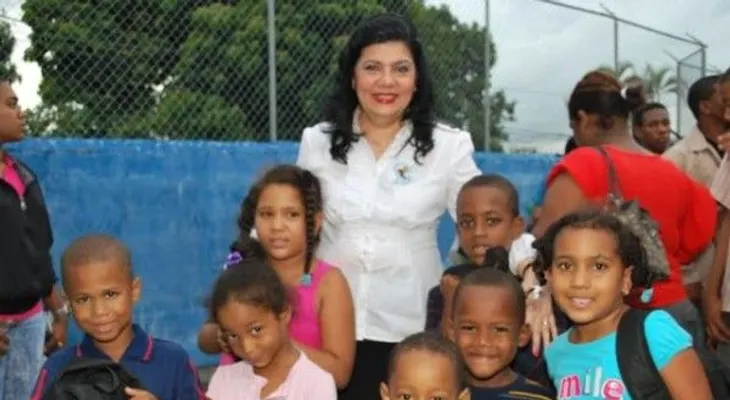 Comité Central del PLD entrega útiles escolares en  Mata Hambre