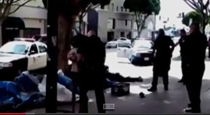 Graban en video a policías de Los Angeles matando a un hombre 