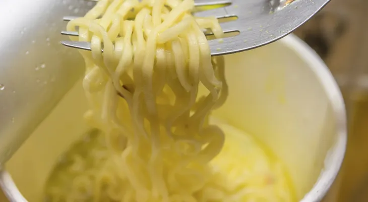 Los peligros de comer sopa instantánea