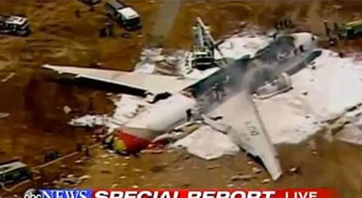 Avión Boeing 777 se estrella en un aeropuerto de EEUU
