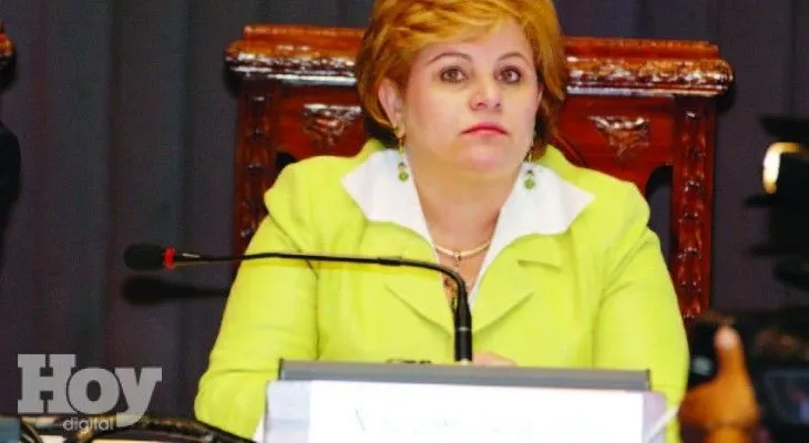"¿Qué debo hacer, sacarme la sangre, quitarme el apellido, para ser tomada cuenta, pregunta Lucía Medina