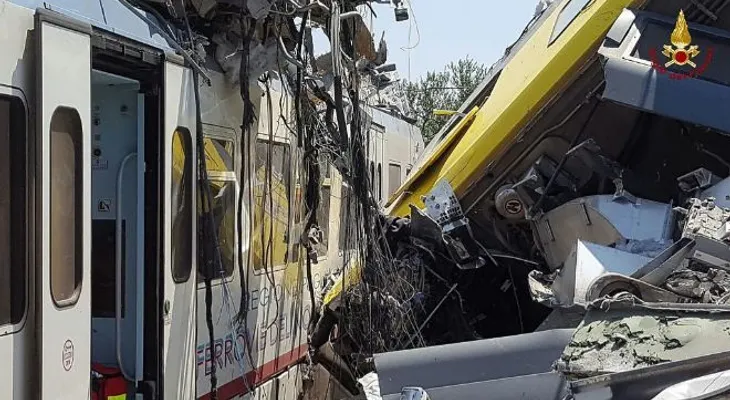 Al menos 23 muertos tras el choque entre dos trenes en el sur de Italia