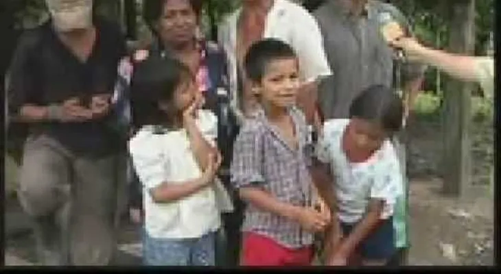 Insólito hombre con dos mujeres viviendo juntos