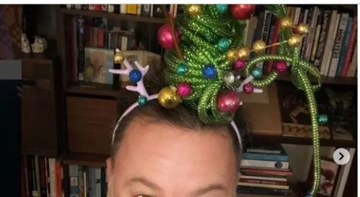 No puede ser; arboles de Navidad en la cabeza y en la barba