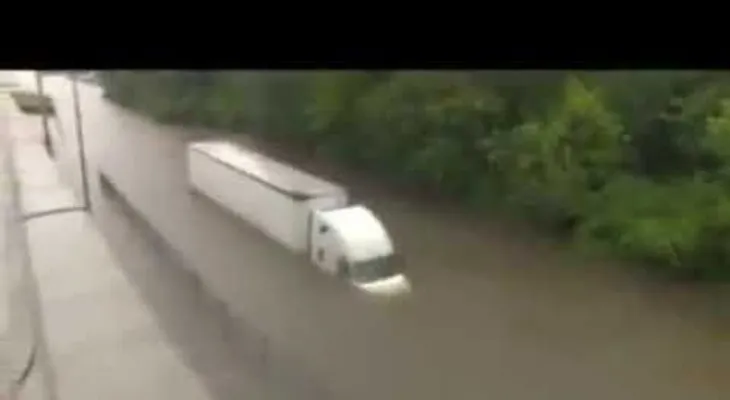 Una reportera salva la vida de un hombre mientras cubría el huracán Harvey