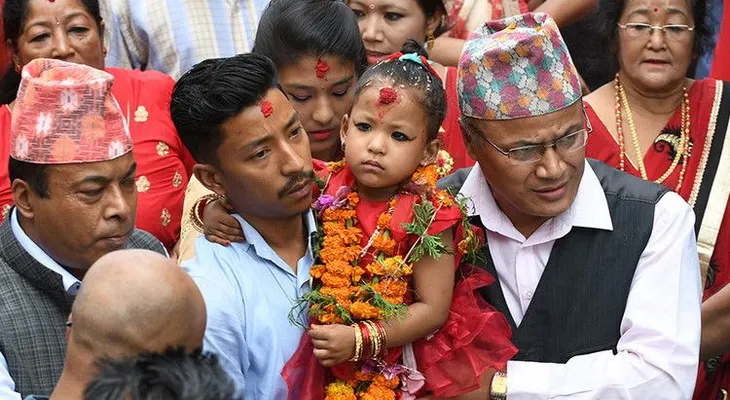 La nueva "diosa viviente" de Nepal tiene 3 años y no podrá tocar el suelo