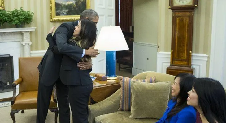 Obama abraza a enfermera recuperada de ébola 
