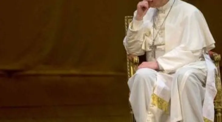 El papa pide una Iglesia cercana a divorciados y gais en un libro entrevista 