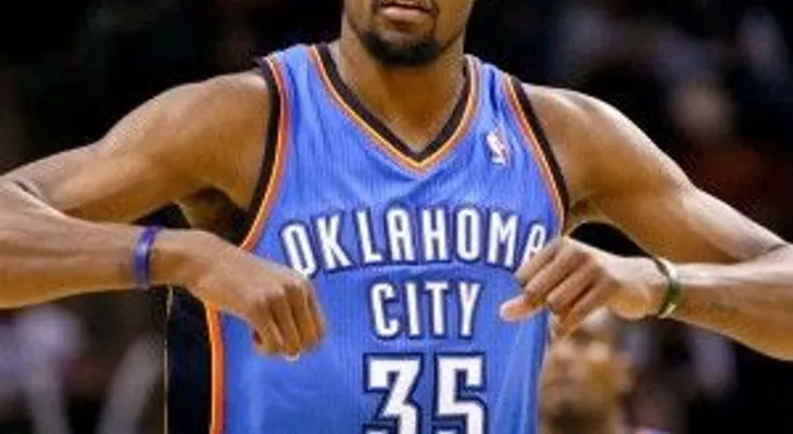 Kevin Durant llama "idiota" a Charlie Villanuena