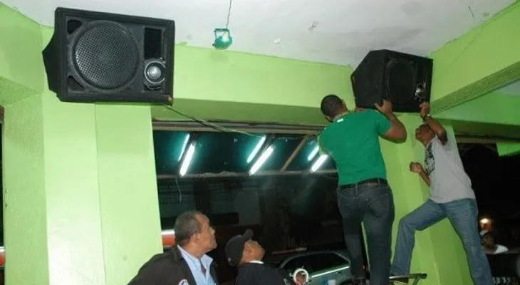 Interior y Policía clausura 25 centros de expedio de alcohol