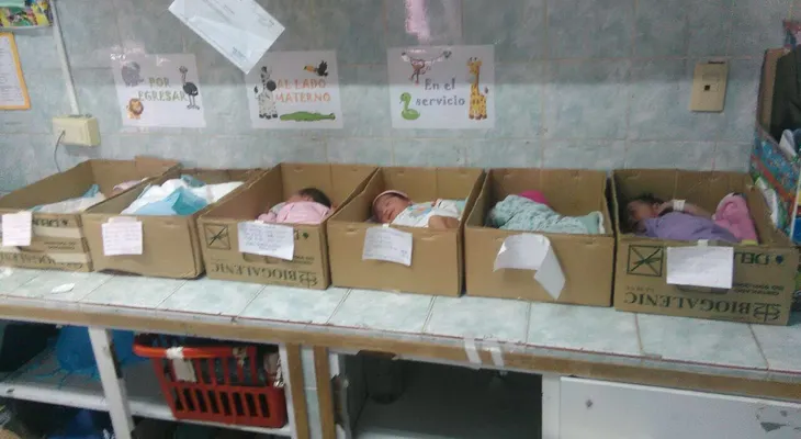 Fotos muestran recién nacidos en cajas de cartón en un hospital de Venezuela