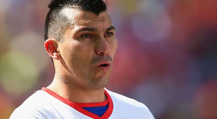 Gary Medel "obedece" a su hija pequeña y borra un tweet ofensivo