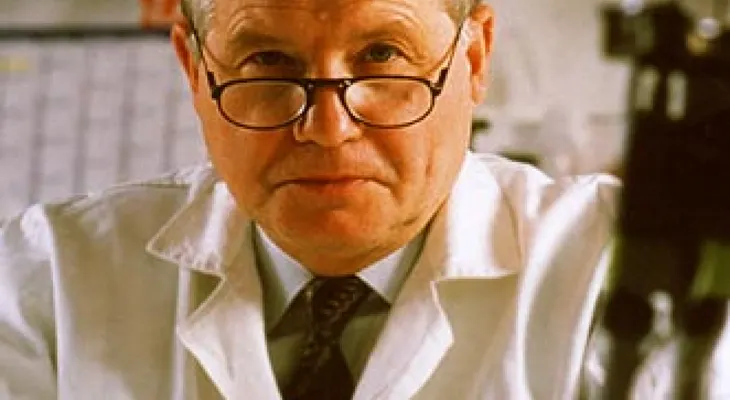 Ganador del Nobel afirma que nuestro cuerpo puede curarse por sí solo del VIH