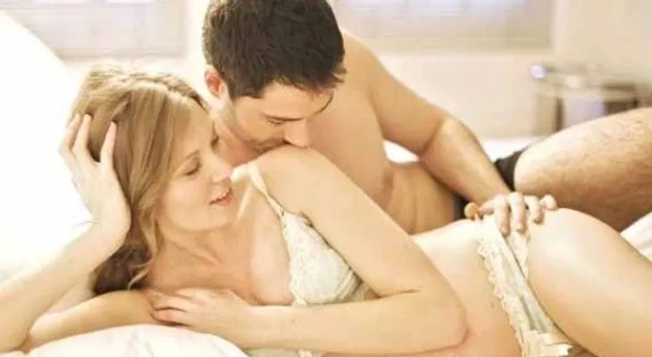 Mujeres quieren sexo antes de dormir, hombres por la mañana