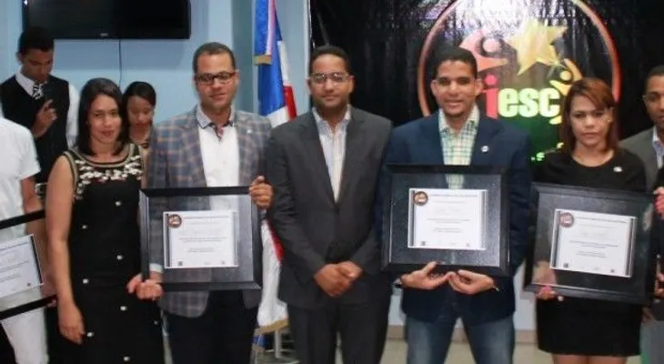 Celebra primera entrega de premios Jóvenes Ejemplos de San Cristóbal