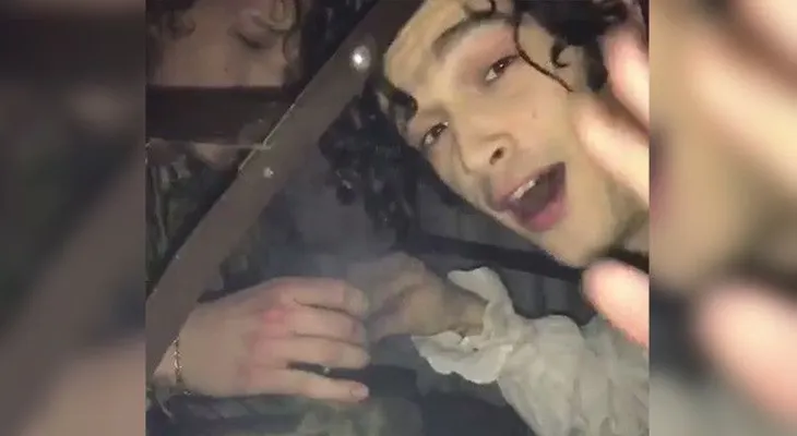 Graban a los miembros de la banda "The 1975" fumando debajo de una mesa en los premios Brit