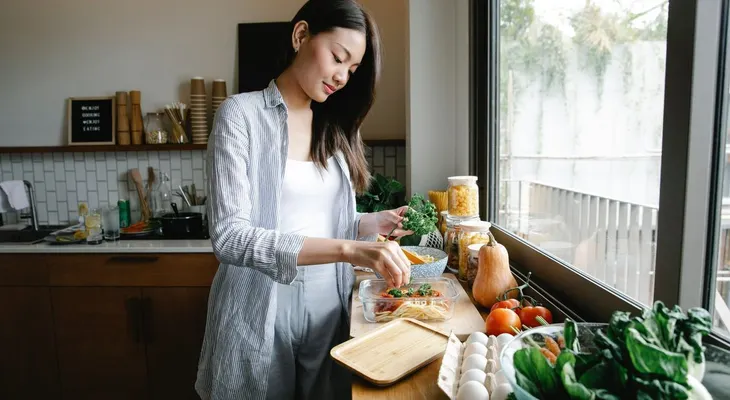 Una cena con buen sabor, pero perjudicial para la salud; advierten médicos y nutricionistas
