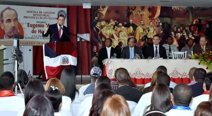 Andrés Navarro exhorta a maestros y estudiantes a ser referentes positivos para la sociedad