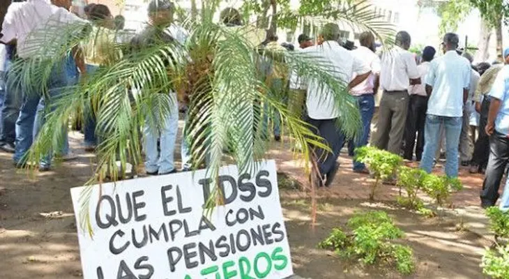 Viudas de cañeros protestan frente al Palacio por pago de pensión