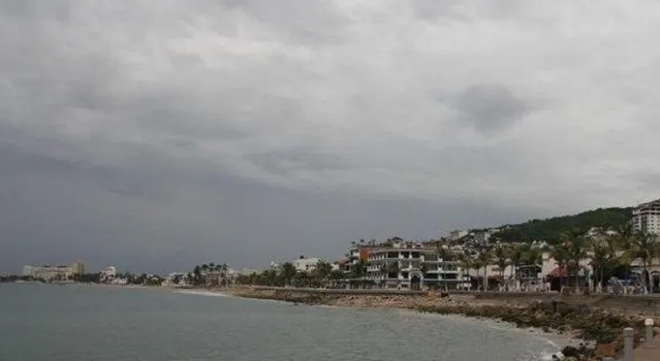 Tormenta Hernán se acerca a la categoría de huracán frente a costas mexicanas