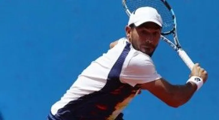 Víctor Estrella debuta triunfando en el Roland Garros
