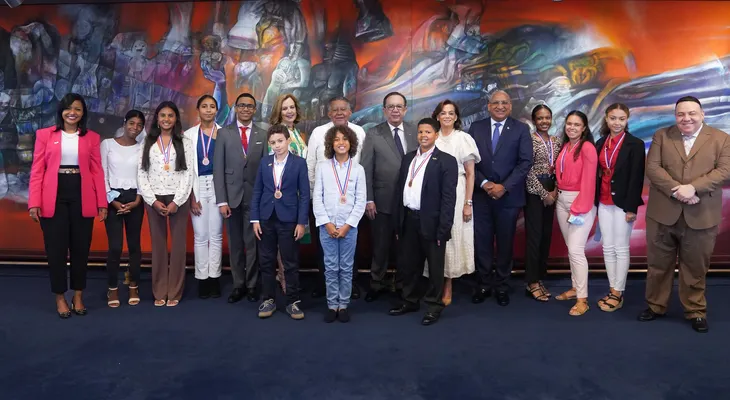 Gobernador recibe a embajador dominicano en España junto a estudiantes meritorios.