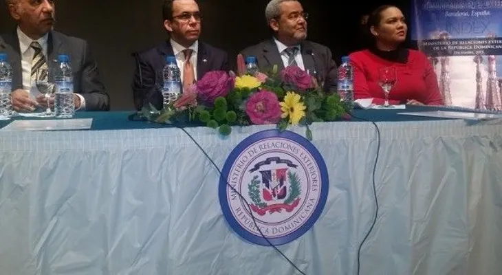 Canciller Navarro trata con diáspora en Barcelona creación Instituto del Dominicano en el Exterior