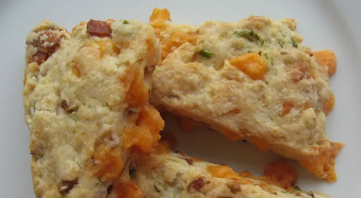 Cómo preparar unos scones de tocino y queso cheddar