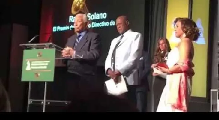 Rafael Solano recibe su Grammy