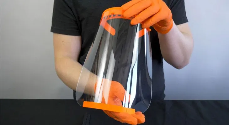 Imprimen protectores faciales en 3D en combate al coronavirus