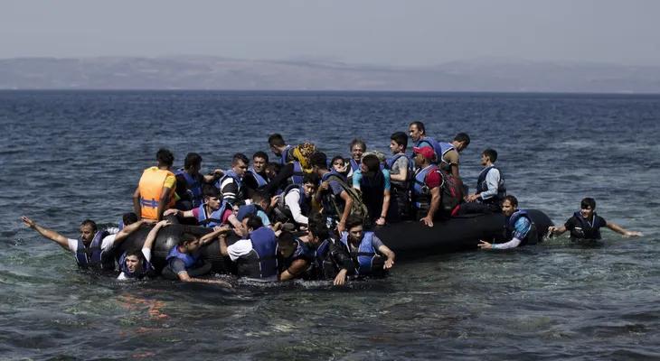 La OTAN envía sus fuerzas marítimas al mar Egeo para ayudar a ponerle fin al tráfico de inmigrantes