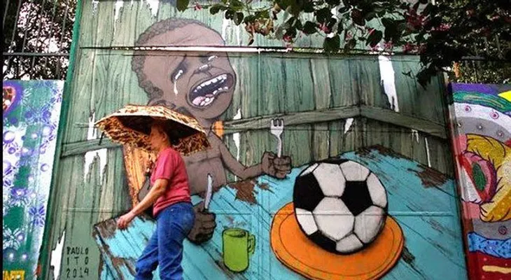 Foto de niño que llora de hambre ante un balón se vuelve viral en internet