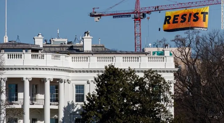 Activistas de Greenpeace trepan a una grúa cerca de la Casa Blanca